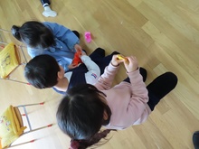 豆の入れ物を作っている子どもたちの写真