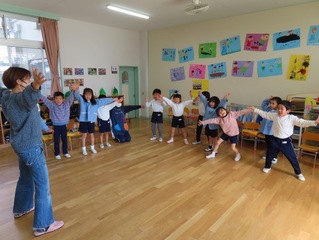 英語で遊ぼうに参加している子どもたちの写真