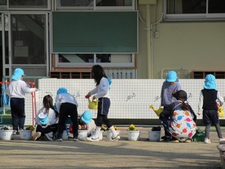 水やりをしている子どもたちの写真