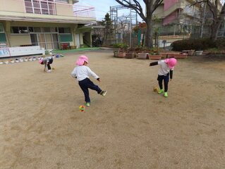 スウィングスキップで遊んでいる子どもたちの写真