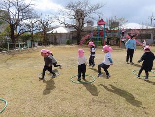 フープで遊んでいる子どもたちの写真