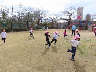 フープで遊んでいる子どもたちの写真