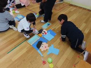 製作をしている子どもたちの写真