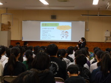 説明する写真