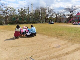 避難訓練に参加している子どもたちの写真