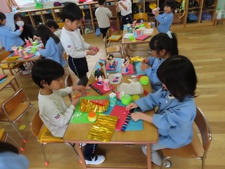 おひなさまを作っている子どもたちの写真