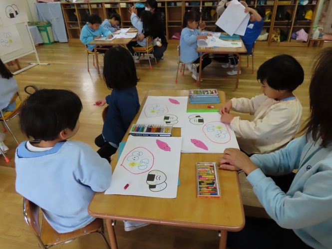 食育について学んでいる子どもたちの写真