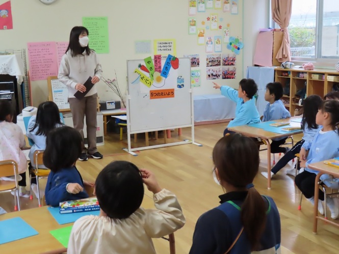 食育について学んでいる子どもたちの写真