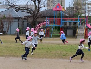 鬼ごっこをしている子どもたちの写真