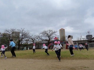 鬼ごっこをしている子どもたちの写真