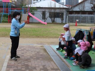 話をしている子どもたちの写真