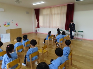 卒園式ごっこをしている子どもたちの写真