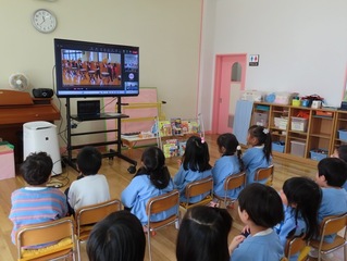 オンライン交流をしている子どもたちの写真