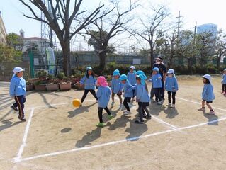 遊んでいる子どもたちの写真