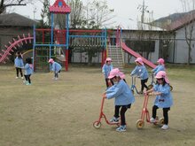 園庭で遊んでいる子どもたちの写真