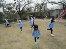 園庭で遊んでいる子どもたちの写真