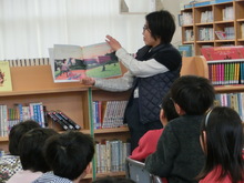 1年生　図書室での学習の様子1