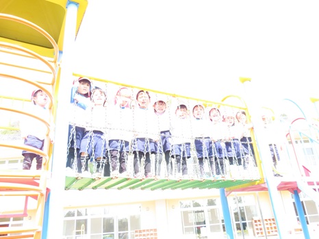 滑り台の上でピース