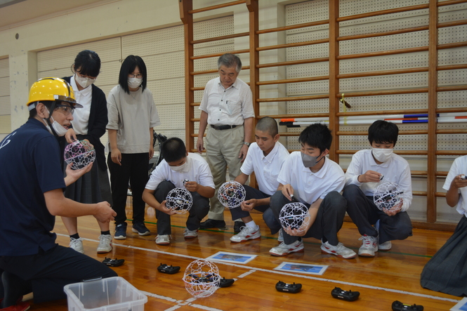 操作説明を植える様子