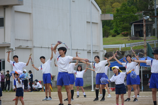 園児と一緒に演技