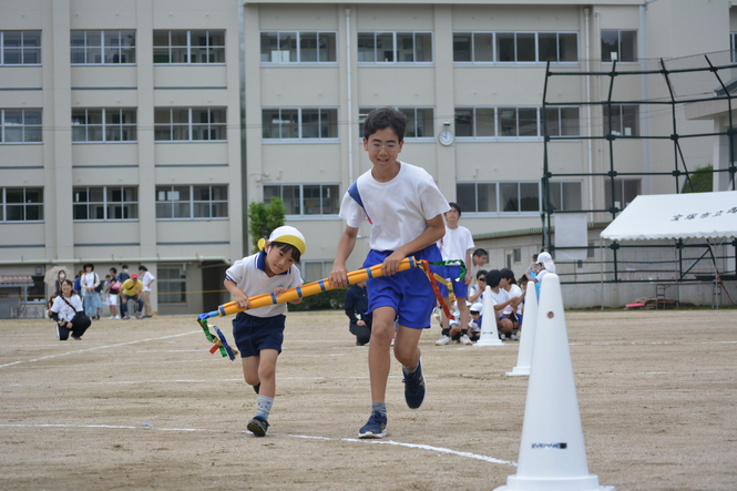 園児とともに演技