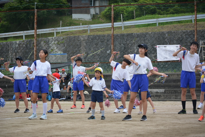 園児とともに演技