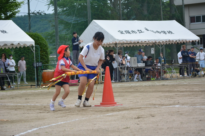 園児とともに演技