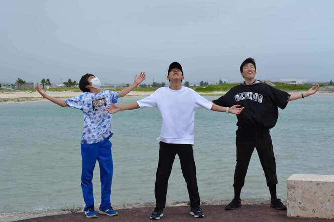 浜辺で記念撮影