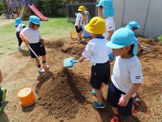 土山で遊んでいる子どもたちの写真