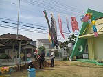 こどもたちが作ったこいのぼりも、風をはらんで、泳いでいます。