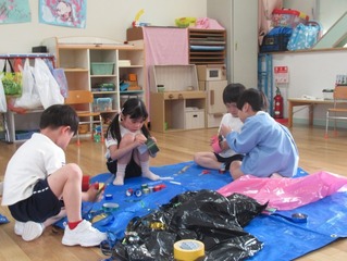 こいのぼりを作る子どもたちの写真