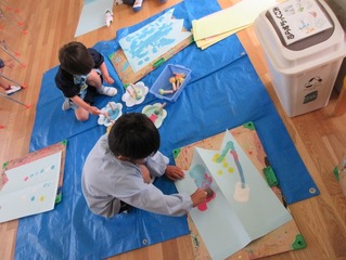 こいのぼりを作る子どもたちの写真