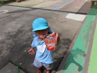 サクランボジュースを作った子どもの写真