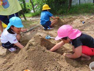 トンネルづくりをしている子どもたちの写真