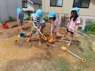 土山工事をしている子どもたちの写真