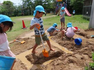 土山工事をしている子どもたちの写真