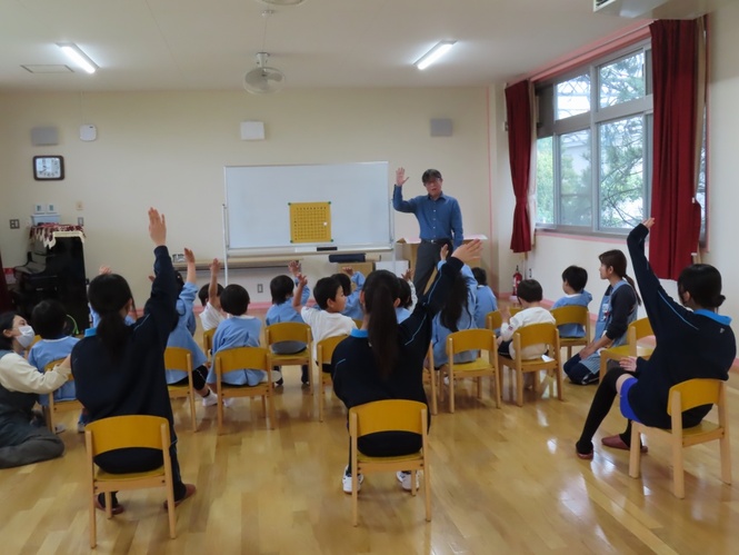囲碁で遊んでいる子どもたちの写真