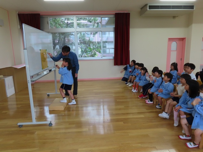 囲碁で遊んでいる子どもたちの写真