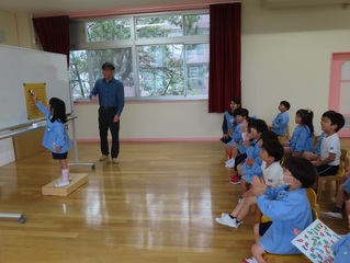 囲碁で遊んでいる子どもたちの写真