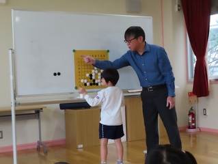 囲碁で遊んでいる子どもたちの写真