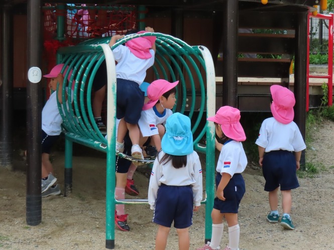 公園で遊んでいる子どもたちの写真