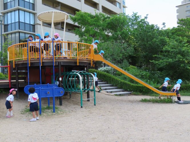 公園で遊んでいる子どもたちの写真