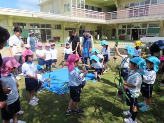 玉ねぎ掘りをしている子どもたちの写真