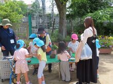 ひよこ、ぱんだの友達と園児が遊んでいる写真