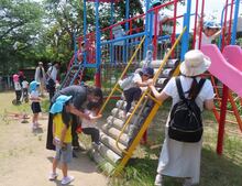 ひよこ、ぱんだの友達と園児が遊んでいる写真