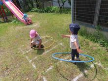 ひよこ、ぱんだの友達と園児が遊んでいる写真