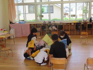 避難訓練をしている子どもたちの写真