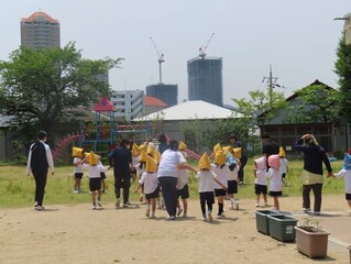 避難訓練をしている子どもたちの写真