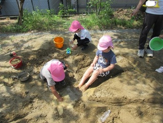 砂場で遊んでいる子どもたちの写真
