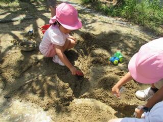 砂場で遊んでいる子どもたちの写真